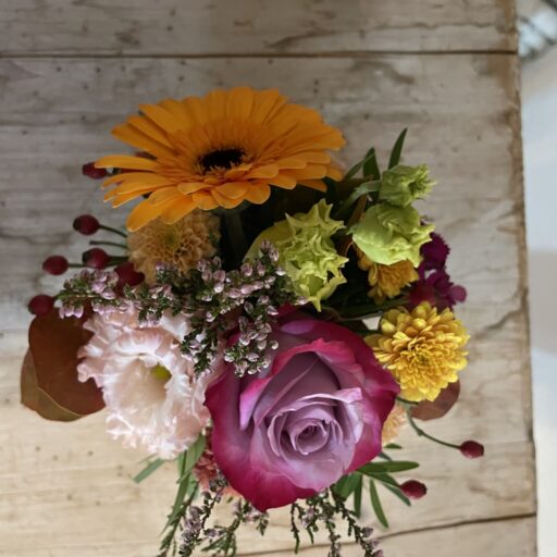 Rond keramisch bloempotje met bloemen